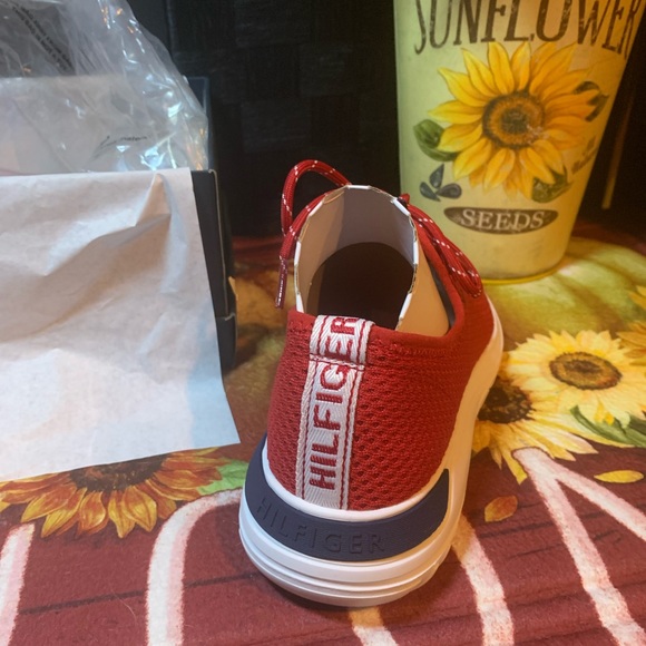 Red Tommy Hilfiger size 8 1/2m - Picture 3 of 9